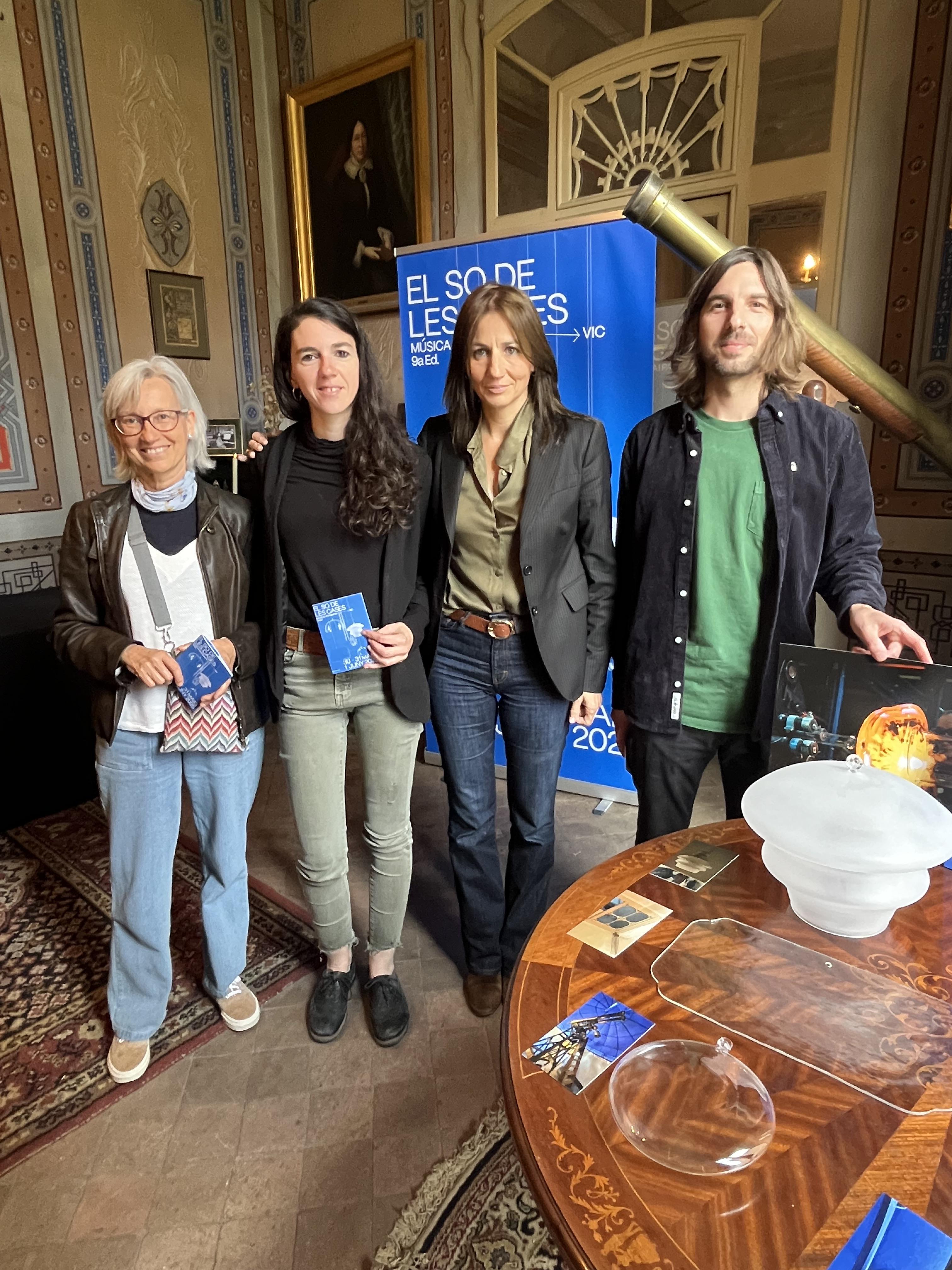 La regidora d’Urbanisme, Ester Coma, i la regidora de Cultura, Bet Piella, acompanyades de l’autor Roger Orriols (estudi Partee) i Anna Alsina (Casa Pratdesba)